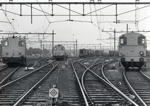 170447 Gezicht op het rangeerterrein te Amersfoort, met enkele diesel-electrische locomotieven uit de serie 2200/2300 ...